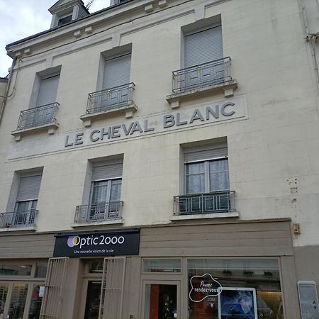 Le Cheval Blanc La Chartre Sur Le Loir Apartment Екстериор снимка